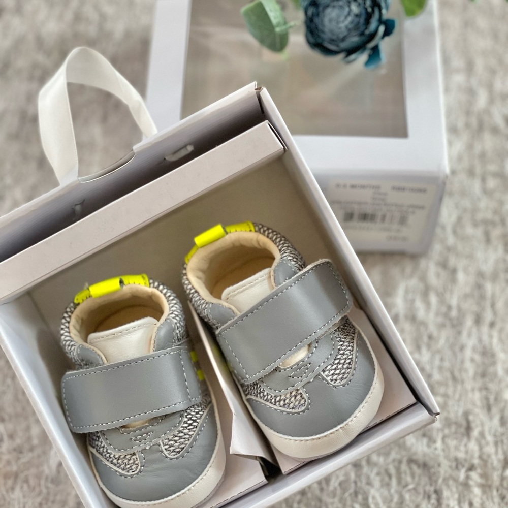 New with tags ROBEEZ FIRST KICKS INFANT Leather SHOES. Easy put on and Stay on!